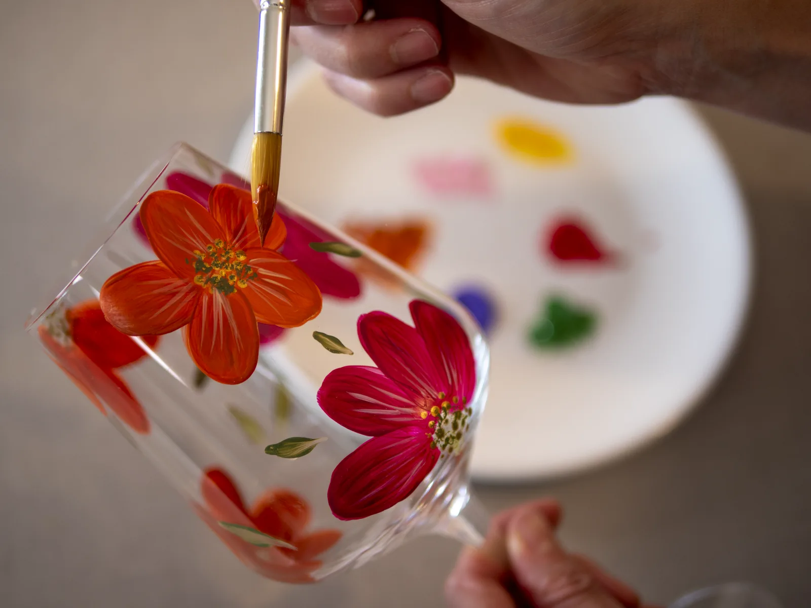 Pintando flores a mano en una copa