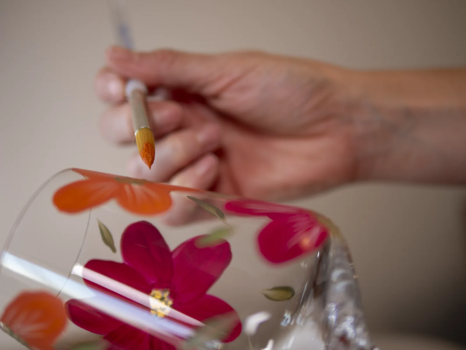 Detalle del pincel pintando una flor
